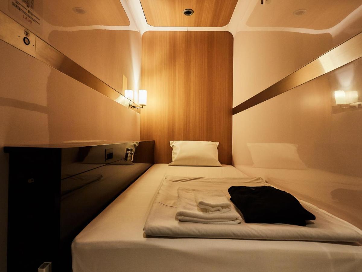 First Cabin Nishi Umeda Осака Экстерьер фото